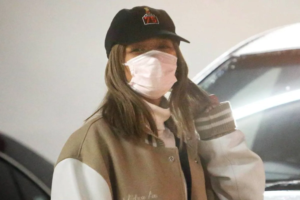 ローラ「ほぼ下着」で華道披露に批判殺到…“ショーパン田植え”も物議の過去