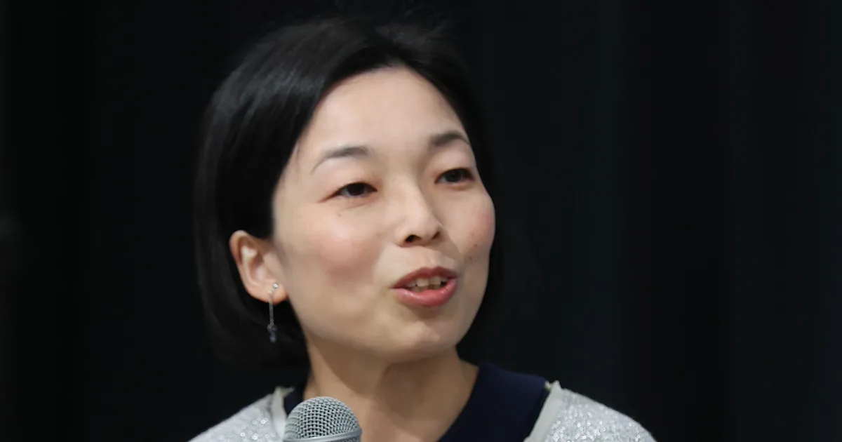 彬子さま、ブータン非公式訪問でスニーカー姿が波紋「国王相手にラフすぎ？」現地関係者も同じスタイル