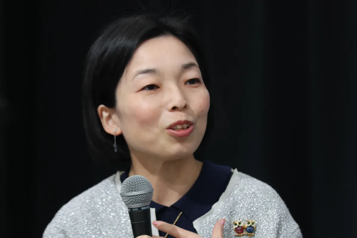 彬子さま、ブータン非公式訪問でスニーカー姿が波紋「国王相手にラフすぎ?」現地関係者も同じスタイル