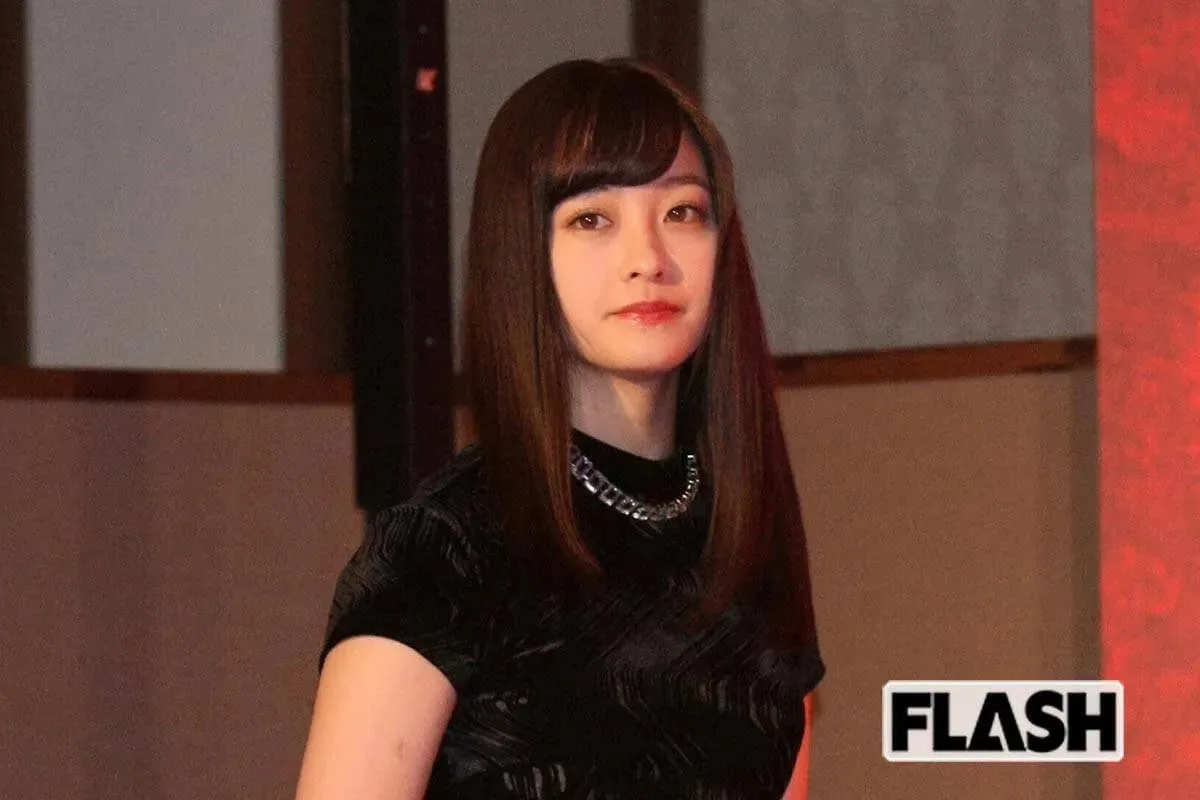 橋本環奈、黄色ドレスで“胸元ざっくり”披露も…低視聴率女優の汚名返上なるか