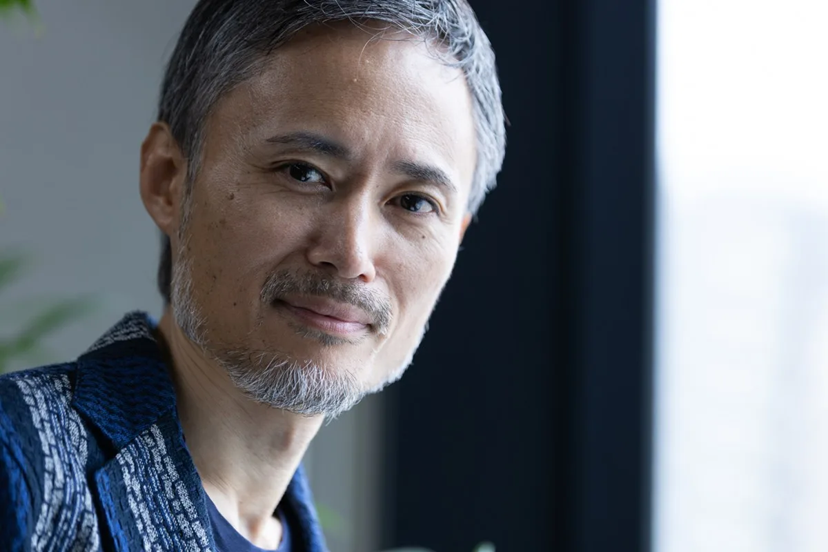 小栗旬が“恩人”に！Netflix『ガス人間』悪徳刑事・こばやし元樹、52歳で遅咲きの開花