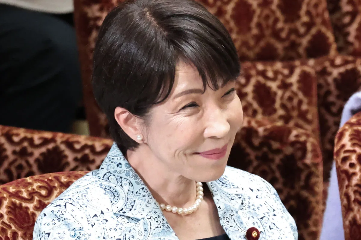 高市首相「ヘリから合掌」に非難殺到…わずか8分？の避難所視察、隣で株上げた金子国交相の涙