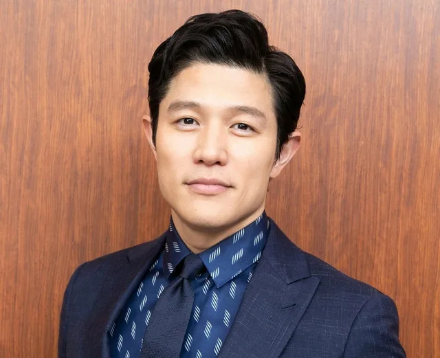 鈴木亮平、ホラーは「基本的に避ける」と告白　Snow Manとのトークで意外な一面