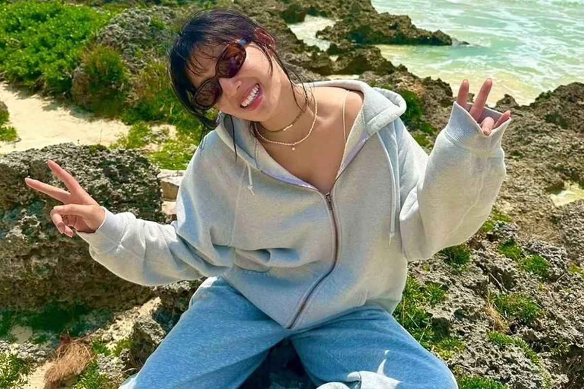 元E-girls・石井杏奈、ニットずり落ち“脱ぎかけ”ショットで大人の色気全開