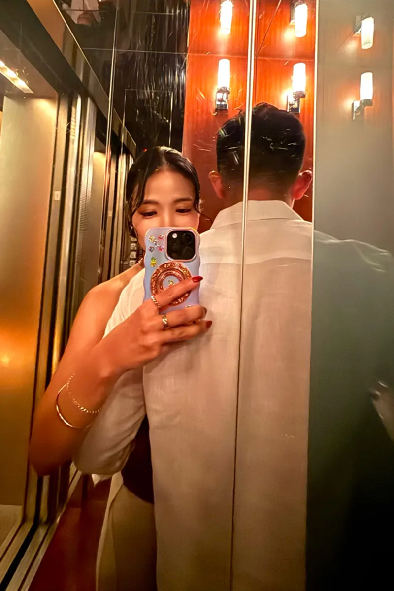 草刈正雄の娘・紅蘭（36）、背中9割見せコーデで屈強男性と抱擁…事実婚相手逮捕から7年、新たな恋の予感