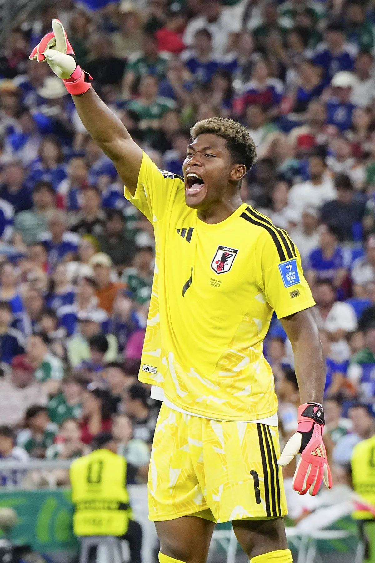本田も脱帽？W杯で世界が注目した鈴木彩艶にPSGが60億円オファー「2番手なら成長ストップ」危惧の声